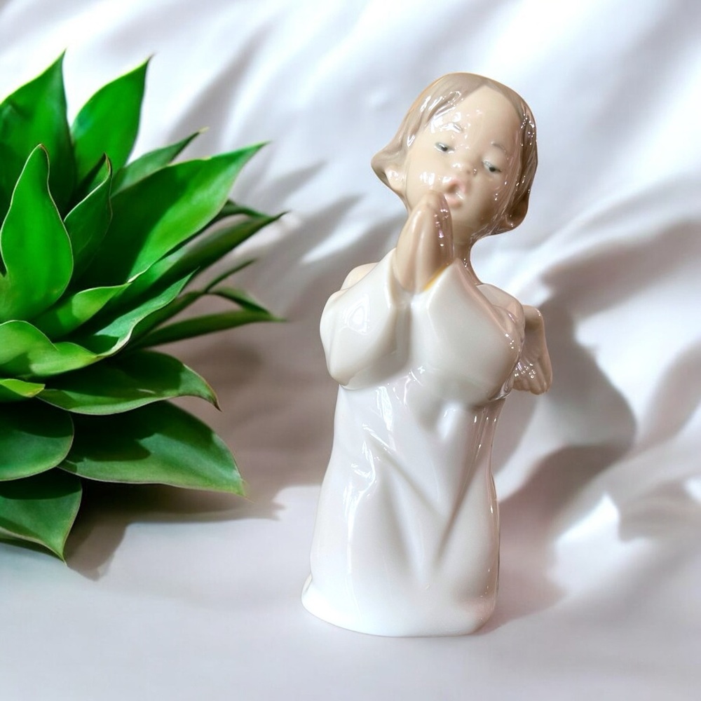 Lladró Angel Praying Figurine #4962 - Picture 6 of 16